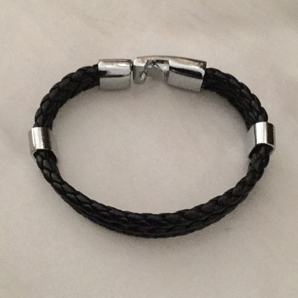 💰💰Bundle 3 Items $15 Deal 💰💰

Leather bracelet new